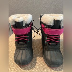 CAT & JACK Waterproof Snow boots size; 8 Toddler